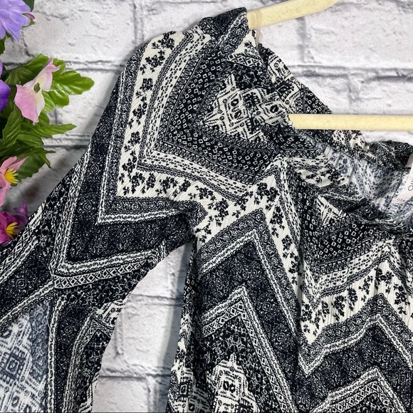 [🌼3/$30🌼Solemio Abstract Printed Flutter Sleeve Blouse Size Small - Picture 6 of 14